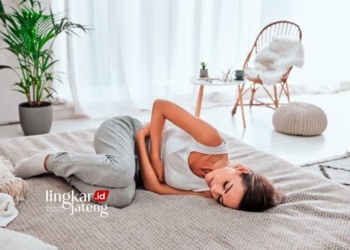 ILUSTRASI: Seorang perempuan mengalami nyeri perut saat haid. (Freepik/Lingkarjateng.id)