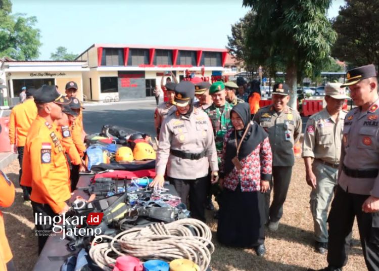 INSPEKSI PASUKAN: Kapolres Salatiga AKBP Aryuni Novitasari melakukan inspeksi personel dan peralatan saat apel gelar pasukan penanganan karhutla di Lapangan Bhayangkara, pada Kamis, 24 Agustus 2023. (Dok. Polres Salatiga/Lingkarjateng.id)