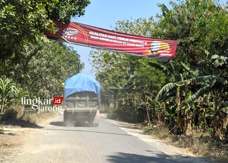 BERDEBU: Banyak debu beterbangan setelah truk tambang Galian C melintasi Desa Wegil, Kecamatan Sukolilo, Kabupaten Pati tepatnya di sepanjang Jalan Sunan Prawoto. (Setyo Nugroho/Lingkarjateng.id)