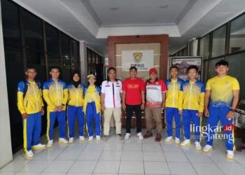 SEMANGAT: Foto bersama Ketua Umum ISSI Kendal Munawir bersama jajaran dan para atlet yang akan berlaga di ajang Porprov Jawa Tengah XVI Pati Raya. (Istimewa/Lingkarjateng.id)