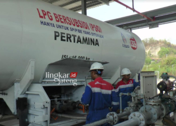 TRUK LPG: Pengisian gas ke truk tangki Pertamina di Terminal Elpiji Rembang PT Hema, Rabu, 9 Agustus 2023. (R Teguh Wibowo/Lingkarjateng.id)