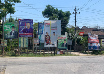 BERJEJERAN: Ilustrasi baliho bacaleg yang sudah terpasang di jalan alternatif Gajah Dempet baru-baru ini. (M Burhanuddin Aslam/Lingkarjateng.id)