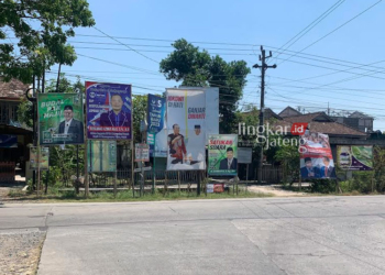 BERJEJERAN: Baliho Bakal Calon Legislatif (Bacaleg) yang berjejeran berada di Jalan Gajah-Dempet. (M Burhanuddin Aslam/Lingkarjateng.id)