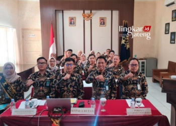 DESK EVALUASI: Kepala Rutan Salatiga Andri Lesmano beserta jajaran saat mengikuti penilaian oleh Tim Penilai Mandiri (TPM) dari Inspektorat Jenderal Kemenkumham pada Rabu, 23 Agustus 2023. (Dok. Humas Rutan Salatiga/Lingkarjateng.id)