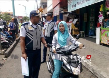 LANGGAR LALU LINTAS : Petugas Dishub Kota Salatiga menegur pengendara motor yang menerobos jalur lambat Jalan Jenderal Sudirman. (Dok. Dishub Salatiga/Lingkarjateng.id)