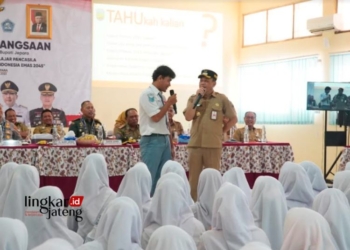 DIALOG: Penjabat (Pj) Bupati Jepara, Edy Supriyanta saat tanya jawab dengan siswa SMKN 3 Jepara pada Senin, 28 Agustus 2023. (Tomi Budianto/Lingkarjateng.id)