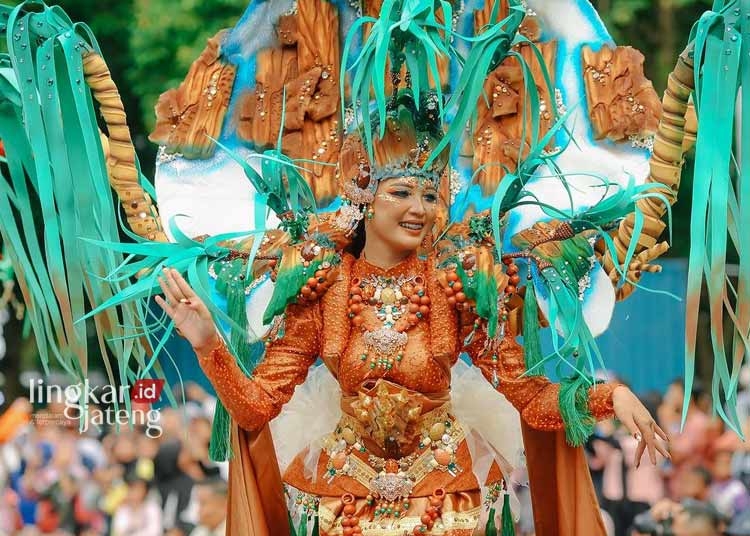INDAH: Kostum karnaval yang terinspirasi dari Pulau Merah. (Instagram @morint_official/Lingkarjateng.id)