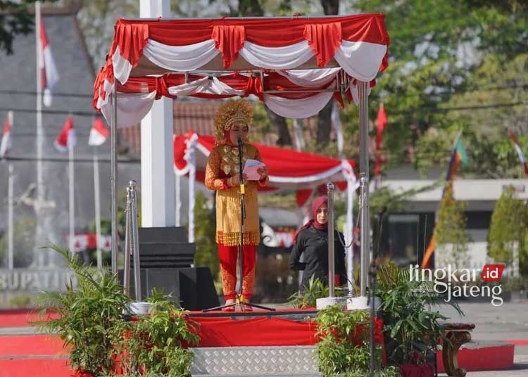 PIDATO: Bupati Grobogan Sri Sumarni dalam upacara HUT ke-78 RI di  Alun-Alun Purwodadi. (Eko Wicaksono/Lingkarjateng.id)