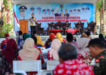 BIMTEK: Bupati Kudus, M. Hartopo, memberikan arahan kepada kades se-Kecamatan Bae dalam kegiatan Bimtek Peningkatan Kapasitas Kepala Desa pada Rabu, 30 Agustus 2023. (Nisa Hafizhotus. S/Lingkarjateng.id)