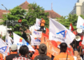 UNJUK RASA: Buruh yang tergabung dalam FSPMI-KSPI Jawa Tengah bersama Partai Buruh menggeruduk Kantor Gubernur Jateng, Rabu, 9 Agustus 2023. (Rizky Syahrul/Lingkarjateng.id)