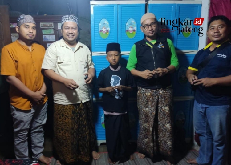 DPRD Jepara Bustanul Arif Berikan Bantuan Sunat Gratis Door to Door 25 PEDULI: Anggota DPRD Jepara Bustanul Arif (dua dari kiri) memberikan bantuan sunat gratis untuk Alfin (tengah). (Muslichul Basid/Lingkarjateng.id)