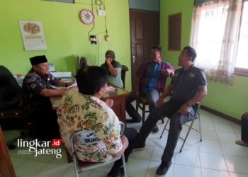 KOORDINASI: Camat Dukuhseti Agus Sunarko, S.STP., M.Si. (berpeci) koordinasi pengurusan administrasi kependudukan Savira Anggraeni, balita asal Desa Banyutowo, Kecamatan Dukuhseti, Kabupaten Pati. (Dok. Lingkar/Lingkarjateng.id)