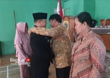 AKRAB: Camat Dukuhseti Agus Sunarko, S.STP., M.Si. (berpeci) didampingi istri Irma Indrasari (pakai kerudung) memberikan ucapan selamat atas dilantiknya Kades Banyutowo Sunaryo di kantor desa setempat pada Selasa, 8 Agustus 2023. (Dok. Lingkar/Lingkarjateng.id)