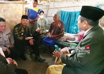 GERAK CEPAT: Camat Dukuhseti, Agus Sunarko (pakai batik hitam) mengumpulkan sejumlah stakeholder menyambangi kediaman Mbah Kartini. (Istimewa/Lingkarjateng.id)