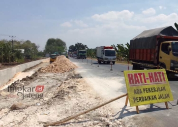 PROGRES PEMBANGUNAN: Kondisi Dinding Penahan Tanah (DPT) yang dibuat di sisi kiri Jalan Purwodadi-Grobogan dari arah Purwodadi. (Eko Wicaksono/Lingkarjateng.id)