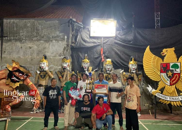 DPRD Batang Hanif Apresiasi Semangat Gotong Royong Warga Dukuh Ngaraan 25 APRESIASI: Anggota Dewan Perwakian Rakyat Daerah (DPRD) Kabupaten Batang Muhammad Hanif Afdlolurrohman (kiri depan kaos hitam) memberikan apresiasi Juara 1 Lomba Pawai Karnaval peringatan HUT ke-78 RI. (Muslichul Basid/Lingkarjateng.id)
