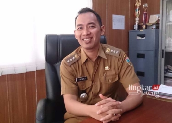 BERI KETERANGAN: Camat Dawe, Famny Dwi Arfana. (Ihza Fajar/Lingkarjateng.id)