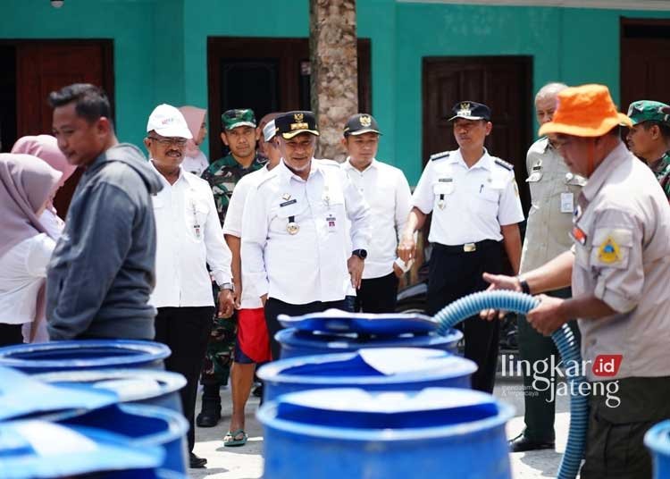 Desa Terdampak Kekeringan di Pati Terima Bantuan Air Bersih 25 TURUN LAPANGAN: Penjabat (Pj) Bupati Pati Henggar Budi Anggoro menyalurkan bantuan air bersih di Desa Kalimulyo, Kecamatan Jakenan, Kabupaten Pati. (Setyo Nugroho/Lingkarjateng.id)