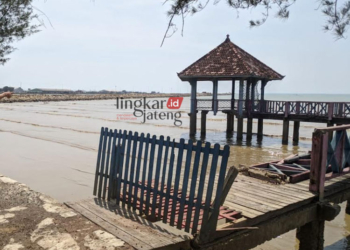 AMBROL: Kondisi jembatan jeti yang menjadi tempat favorit berfoto para pengunjung nyaris ambruk. (R Teguh Wibowo/Lingkarjateng.id)