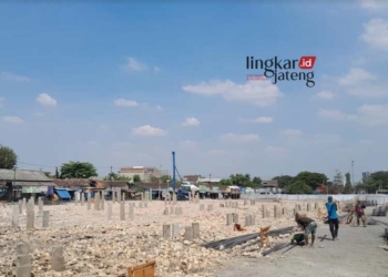 PENGERJAAN: Sejumlah pekerja terlihat sedang bekerja merevitalisasi Terminal Tipe A Cepu, Kecamatan Cepu, Kabupaten Blora. (Hanafi/Lingkarjateng.id)