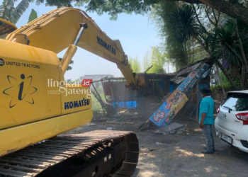 PENERTIBAN: Warung remang-remang di Jalan Lingkar Demak dirubuhkan menggunakan alat berat, Selasa, 15 Agustus 2023. (M Burhanuddin Aslam/Lingkarjateng.id)