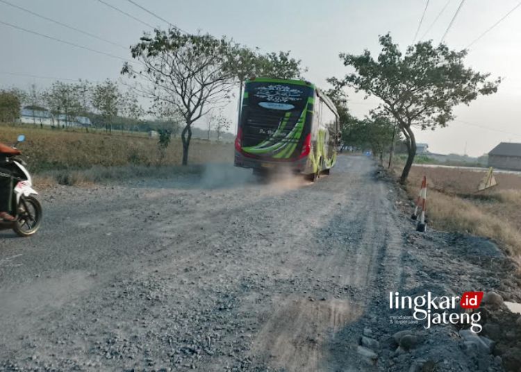 BERDEBU: Tampak bus melintas Jalan Winong-Gabus yang kondisinya rusak sehingga menimbulkan debu beterbangan. (Arif Febriyanto/Lingkarjateng.id)