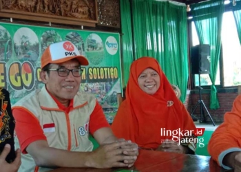 BERIKAN KETERANGAN : Wakil Ketua Balitbang DPP PKS Muh Haris (kiri) saat memberikan keterangan kepada awak media terkait Pilwakot Salatiga 2024. (Angga Rosa/Lingkarjateng.id)