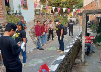 Korban KDRT PENYELIDIKAN: Polisi melakukan olah TKP kasus kematian perempuan diduga korban KDRT di Sendangguwo, Kota Semarang, Senin, 28 Agustus 2023. (Antara/Lingkarjateng.id)