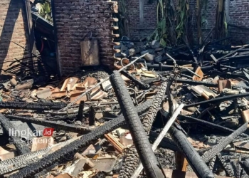 LUDES: Puing-puing rumah yang hangus akibat kebakaran. (Facebook Yuni Rizky/Lingkarjateng.id)