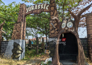 GAGAL DIREVITALISASI: Dunia fantasi jurassic park di Objek Wisata Taman Kartini yang sudah terbengkalai. (R Teguh Wibowo/Lingkarjateng.id)
