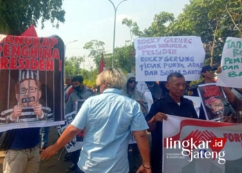 Para Pendemo Dari Forum Masyarakat Kota Semarang Bersatu Berunjukrasa di Depan Kantor Kapolda Jateng Buntut Penghinaan Rocky Gerung Kepada Jokowi