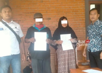 TUNJUKKAN BUKTI PERDAMAIAN: Pelaku dan korban penganiayaan akhirnya memutuskan berdamai. (Eko Wicaksono/Lingkarjateng.id)