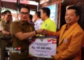 SIMBOLIS: Bupati Kudus, M. Hartopo saat menyerahkan dana banpol ke partai politik di Pendopo Kabupaten Kudus pada Senin, 28 Agustus 2023. (Nisa Hafizhotus. S/Lingkarjateng.id)