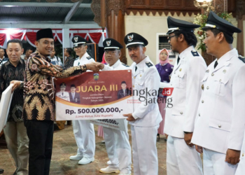 SIMBOLIS: Ketua DPRD Jepara Haizul Ma'arif menyerahkahkan hadiah lomba desa di momen perayaan HUT ke-78 Kemerdekaan Republik Indonesia pada Minggu malam, 20 Agustus 2023. (Dok.Lingkarjateng.id)