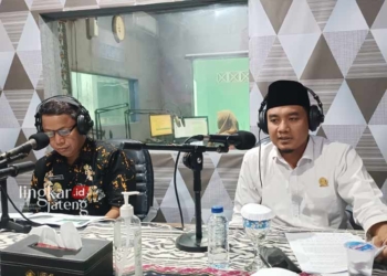 DIALOG: Ketua DPRD Kabupaten Jepara Haizul Ma’arif (kemeja putih, berpeci) dalam Dialog Interaktif di Radio Kartini, Jepara. (Tomi Budianto/Lingkarjateng.id)