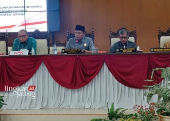 SAMBUTAN: Ketua DPRD Kabupaten Jepara, Haizul Ma’arif (tengah, berpeci) saat menyampaikan sambutan dalam acara pembinaan dari KPK di Ruang Graha Paripurna DPRD Jepara. (Tomi Budianto/Lingkarjateng.id)