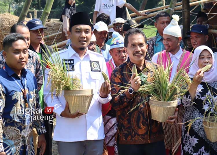 Gus Haiz Tekankan Pentingnya Peran Pokdarwis Kembangkan Pariwisata di Jepara 25 POTRET: Ketua DPRD Jepara, Haizul Ma'arif (kiri kedua) bersama Sekda Jepara, Edy Sujatmiko (kanan kedua) bersama jajarannya saat mengunjungi wisata Kali Seputut, Desa Kepuk, Kecamatan Bangsri. (Muslichul Basid/Lingkarjateng.id)