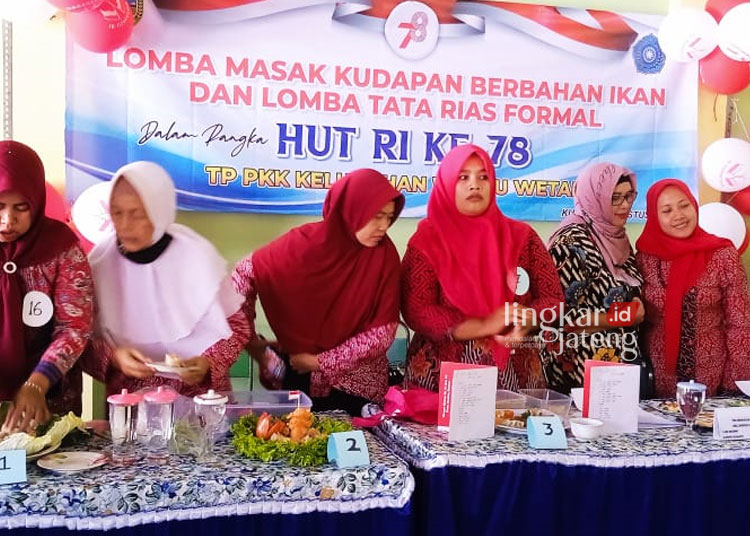 HUT ke-78 RI, Emak-Emak di Kudus Merdeka dari Stunting lewat Lomba Masak Kudapan Ikan 25 BERKREASI: Emak-emak Kelurahan Wergu Wetan, Kecamatan Kota, Kabupaten Kudus sedang lomba memasak kudapan serba ikan dalam rangka memperingati HUT ke-78 RI. (Ihza Fajar/Lingkarjateng.id)