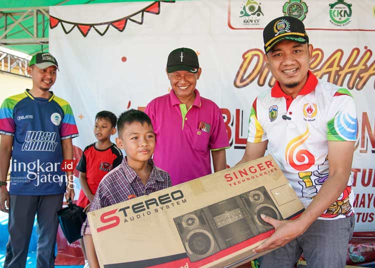 Simbolis : Ketua DPRD Jepara, Haizul Ma'arif menyerahkan hadiah kepada salah seorang peserta jalan sehat di Mayong. (Dok. for Lingkar/Lingkarjateng.id)