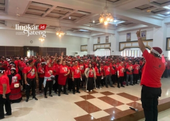 BERSIAP: Kader PDIP Kudus berkumpul di Aula DPRD Kudus sebelum berangkat mengikuti konsolidasi pemenangan Pemilu 2024 di Semarang pada Jumat, 25 Agustus 2023. (Ihza Fajar/Lingkarjateng.id)