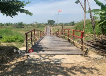 Warga Desa Undaan Kidul Demak Bangun Jembatan Apung untuk Mudahkan Akses Menuju Kudus 30 PENGHUBUNG DUA KABUPATEN: Potret Jembatan Apung penghubung antara Desa Undaan Kidul Kecamatan Karanganyar Demak dan Desa Undaan Kidul Kecamatan Undaan Kabupaten Kudus. (M Burhanuddin Aslam/Lingkarjateng.id)