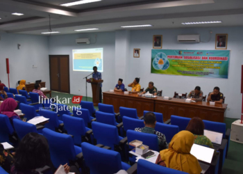 SOSIALISASI: Sosialisasi dan Koordinasi SK Bupati Demak terkait pembentukan Tim Koordinasi Pencegahan dan Pengendalian Zoonosis dan Penyakit Infeksius Baru Kabupaten Demak. (M Burhanuddin Aslam/Lingkarjateng.id)