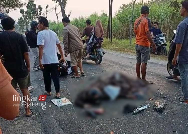 Kecelakaan di Sukolilo, Satu Pelajar Tewas Tertabrak Bus Rombongan Ziarah 25 TERGELETAK: Satu pelajar jadi korban kecelakaan di Sukolilo, Pati. (Arif Febriyanto/Lingkarjateng.id)