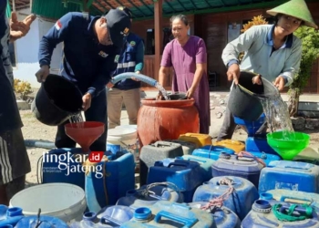 DISTRIBUSI: Sejumlah warga Blora mendapat bantuan air bersih. (Hanafi/Lingkarjateng.id)