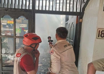 PADAM: BPBD Kudus saat melakukan pemadaman kebakaran di Kelurahan Kajeksan, Kecamatan Kota, Kabupaten Kudus. (Antara/Lingkarjateng.id)
