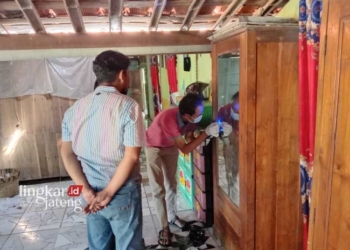 OLAH TKP: Tim Satreskrim Polsek Toroh saat memeriksa rumah korban untuk mengetahui bukti-bukti yang ditinggalkan pelaku. (Eko Wicaksono/Lingkarjateng.id)