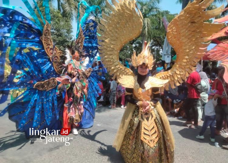 MEMUKAU: Penampilan Ika Wahyu Septyani Putri sebagai maskot terbaik dari SMAN 2 Cepu, Kabupaten Blora dalam pagelaran Cepu Carnival pada Rabu, 23 Agustus 2023. (Hanafi/Lingkarjateng.id)