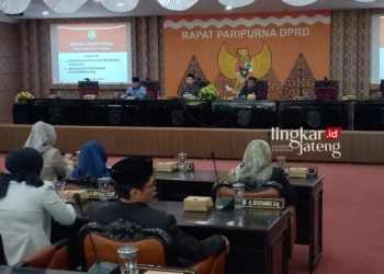 RAPAT: Suasana rapat paripurna agenda Penyampaian KUA PPAS Perubahan Tahun 2023 di Gedung Paripurna DPRD Kabupaten Kendal, pada Jumat, 11 Agustus 2023. (Arvian Maulana/Lingkarjateng.id)