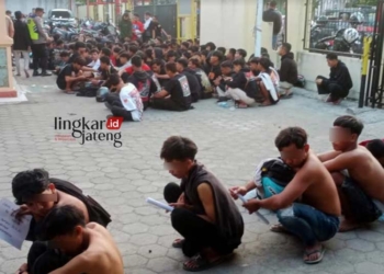 MENGAMANKAN: Aparat kepolisian mengamankan ratusan anggota silat yang gelar konovoi hingga meresahkan warga pada Senin, 31 Juli 2023 dini hari. (Hanafi/Lingkarjateng.id)