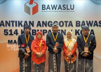 FORMASI BARU : Ketua dan jajaran anggota Badan Pengawas Pemilihan Umum (Bawaslu) Kabupaten Semarang masa jabatan 2023-2028 melakukan foto bersama di Pullman Hotel Jakarta Central Park, Jakarta Barat, pada Sabtu, 19 Agustus 2024 usai dilantik langsung oleh Bawaslu RI menjelang tahun politik tahun 2023-2024 ini. (Hesty Imaniar/Lingkarjateng.id)